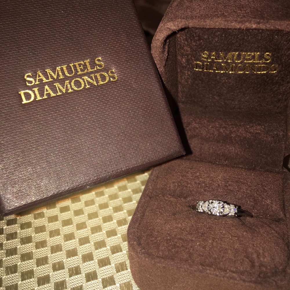 1 Kt Diamond White Gold Diamond Ring.